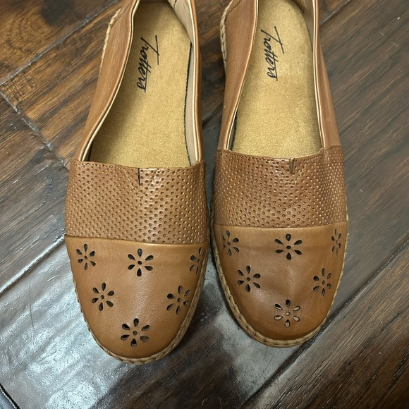 Trotters Brown Flower Laser cut Women Flat Shoes 7.5 Wide New W/o Box - Picture 1 of 5